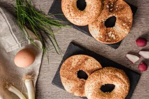 bagels on black plates