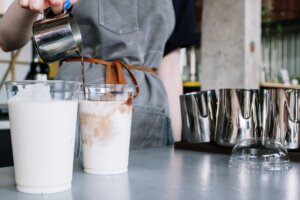 white plastic cup with brown liquid