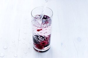 Cocktail with berries for a hack to drink more water