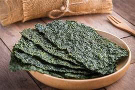 seaweed sheet in wooden bowl