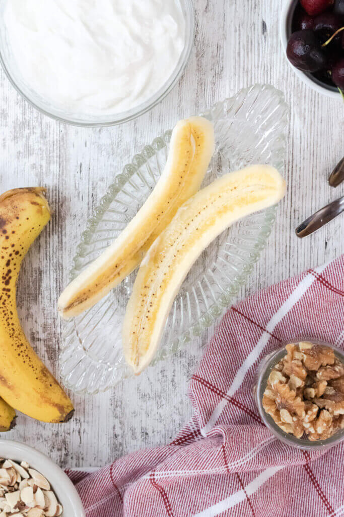 sliced banana in glass bowl