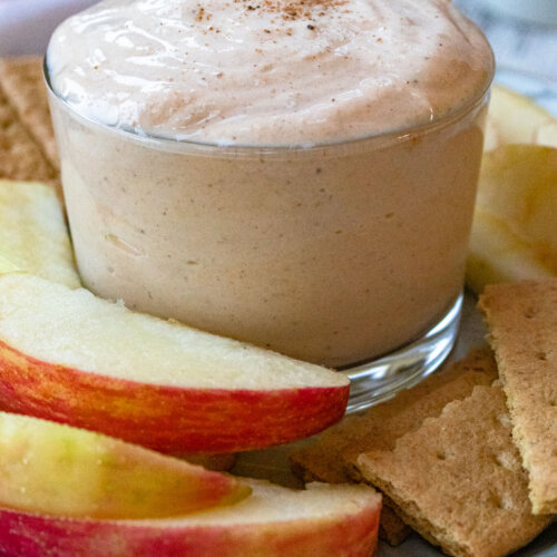 pumpkin spice yogurt on plate with apples and graham crackers