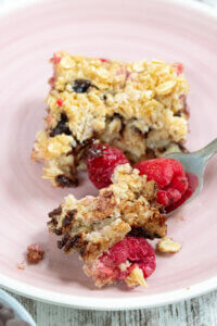 baked oats on pink plate