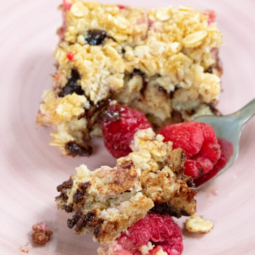 baked oats on pink plate